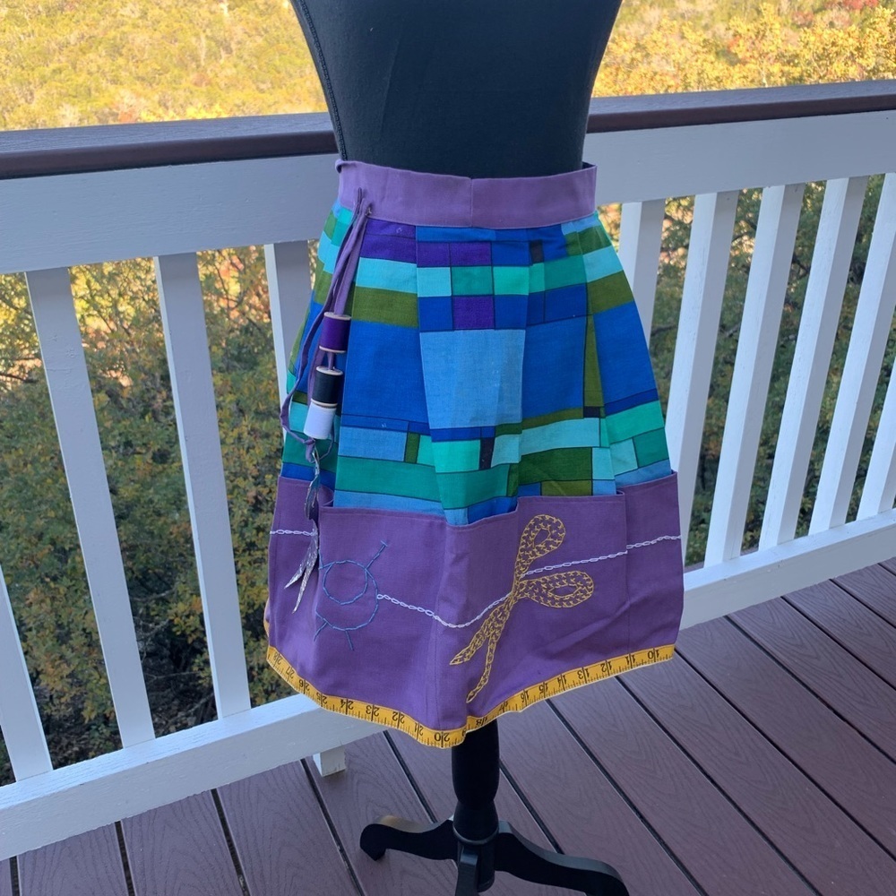 Handmade Apron Embroidery Sewing Pattern - Picture 3 of 13